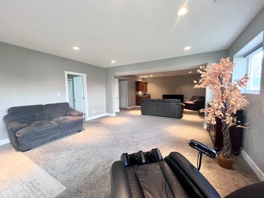 1093 Mackenny Street Hinton AB T7V 1H3