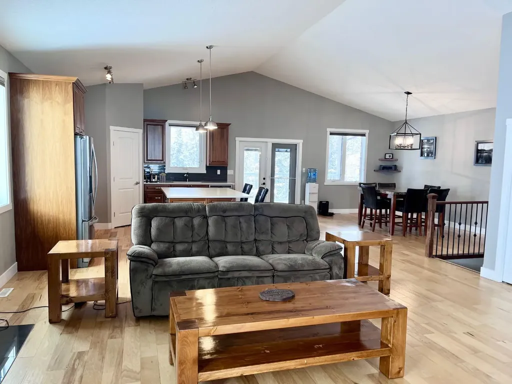 1093 Mackenny Street Hinton AB T7V 1H3