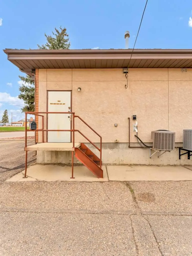 809 Bullivant Crescent SW Medicine Hat AB T1A 5G5