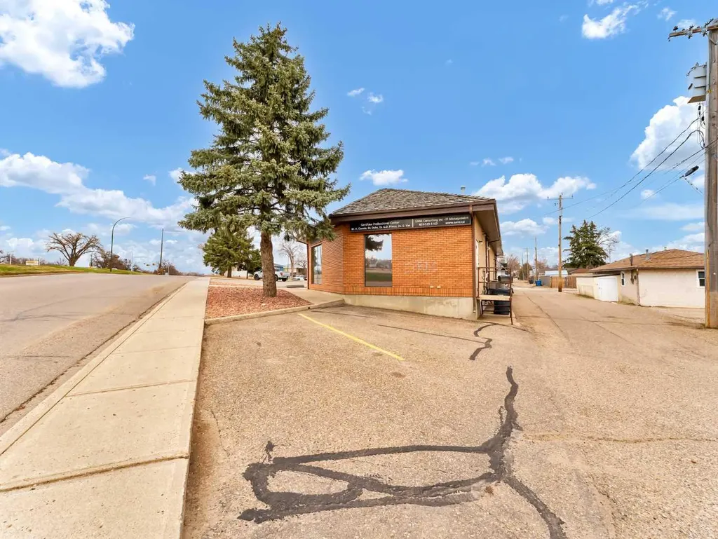809 Bullivant Crescent SW Medicine Hat AB T1A 5G5