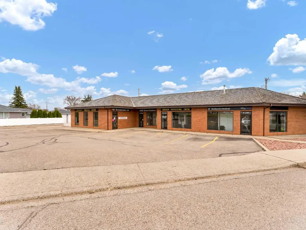 809 Bullivant Crescent SW Medicine Hat AB T1A 5G5