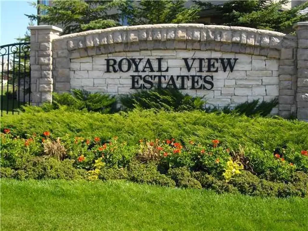 42 Royal Crest Point NW Calgary AB T3G5W5