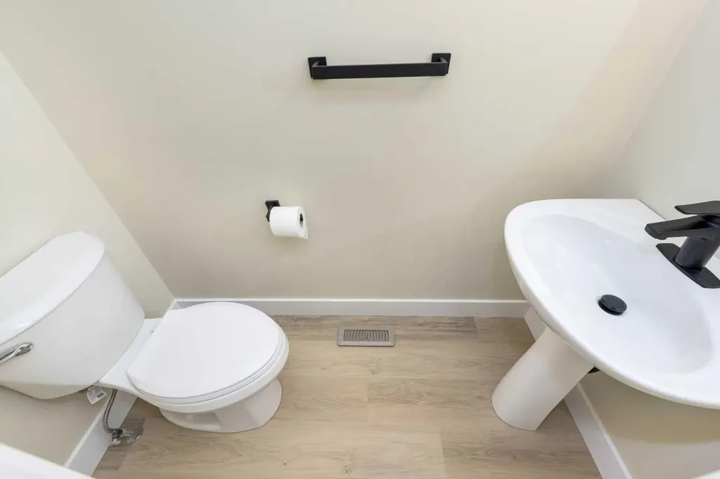 42 Royal Crest Point NW Calgary AB T3G5W5