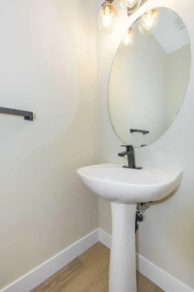 42 Royal Crest Point NW Calgary AB T3G5W5