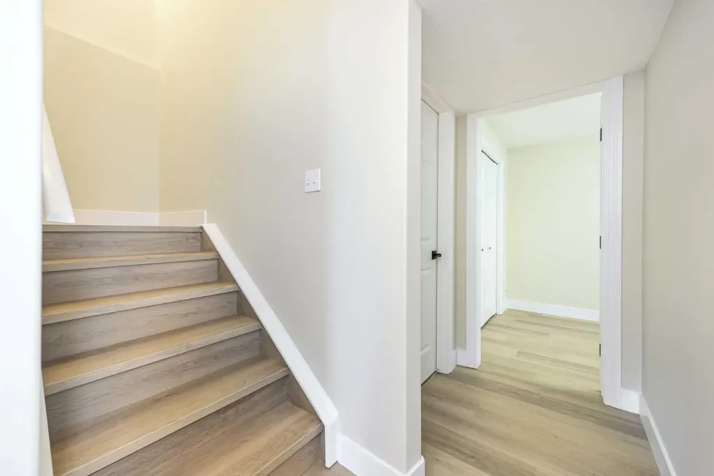 42 Royal Crest Point NW Calgary AB T3G5W5