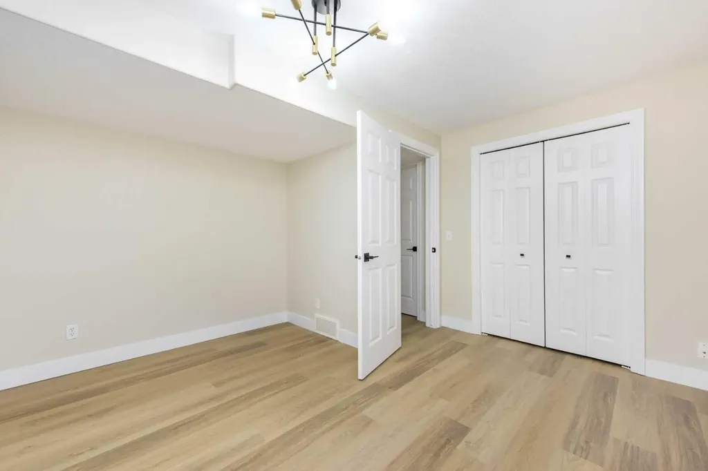 42 Royal Crest Point NW Calgary AB T3G5W5