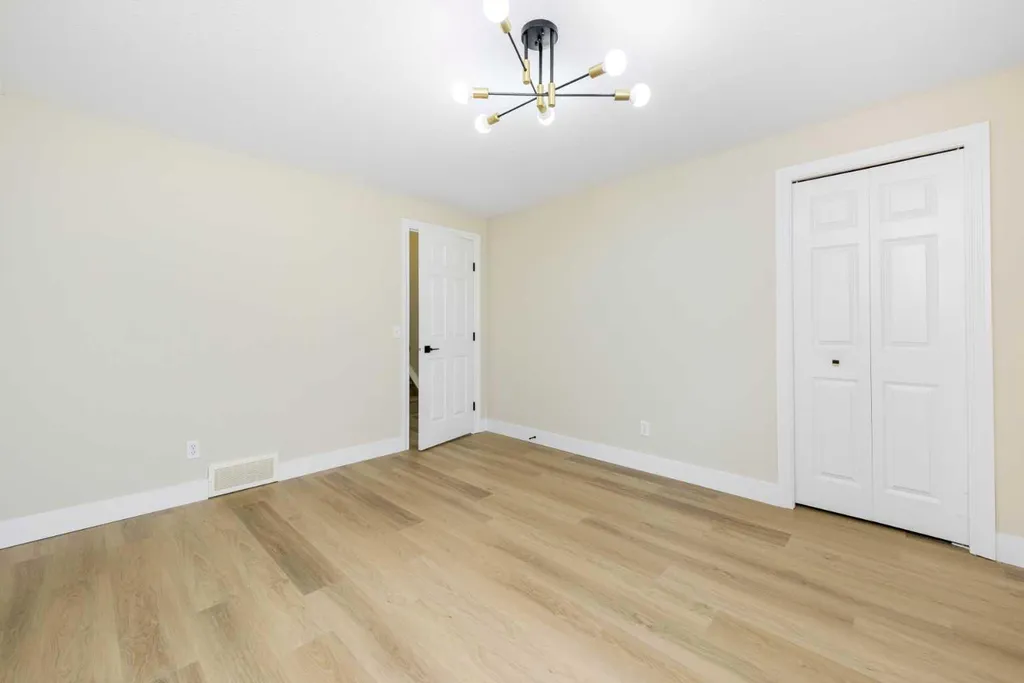 42 Royal Crest Point NW Calgary AB T3G5W5
