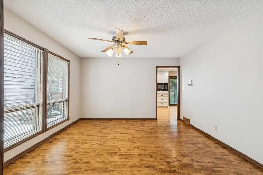 124 Edgehill Close NW Calgary AB T3A2X1