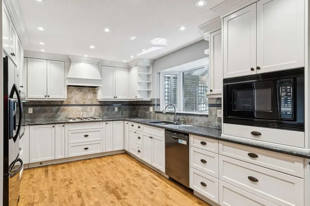 124 Edgehill Close NW Calgary AB T3A2X1