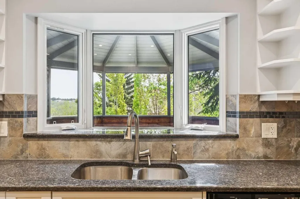 124 Edgehill Close NW Calgary AB T3A2X1