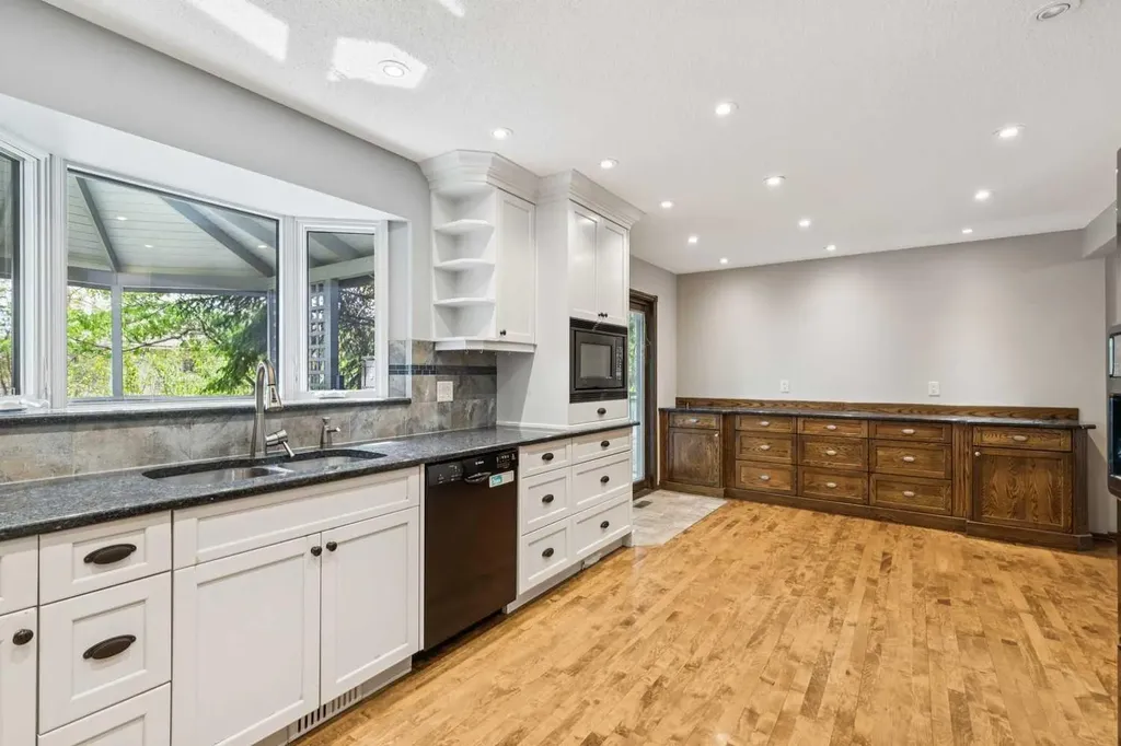 124 Edgehill Close NW Calgary AB T3A2X1