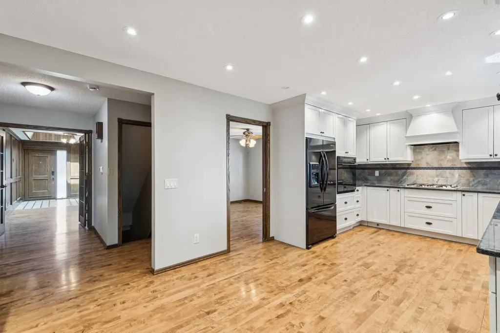 124 Edgehill Close NW Calgary AB T3A2X1
