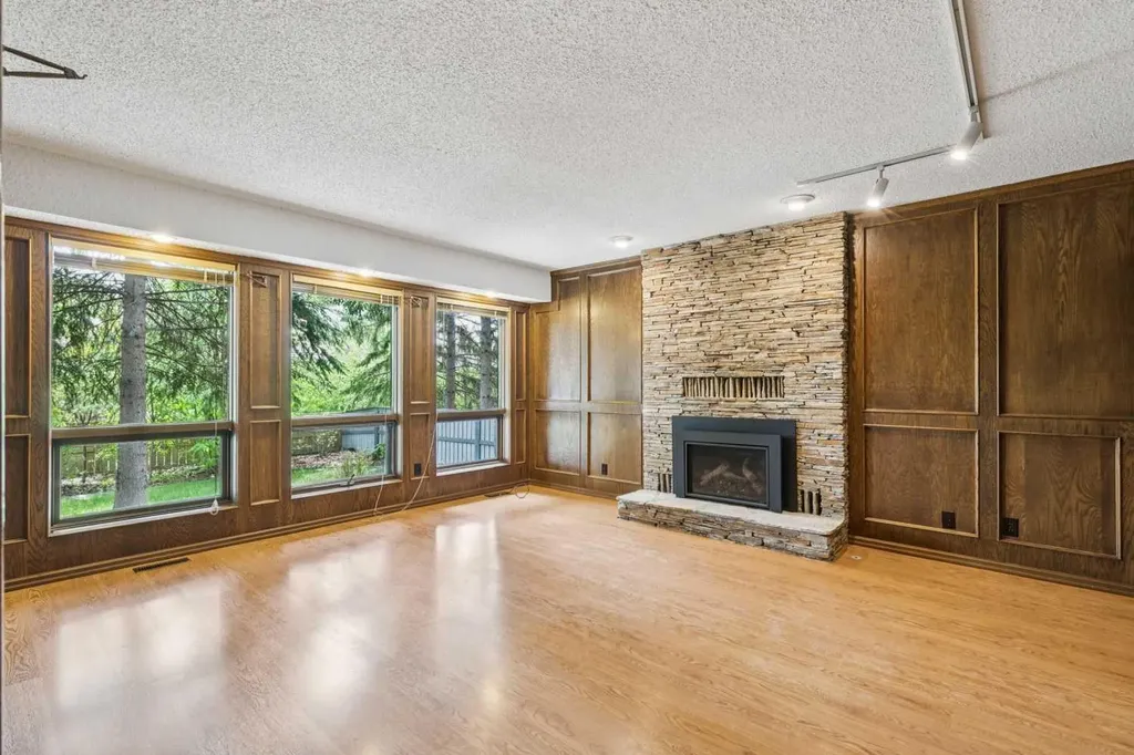 124 Edgehill Close NW Calgary AB T3A2X1