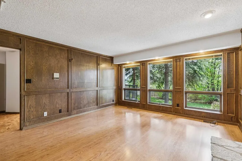 124 Edgehill Close NW Calgary AB T3A2X1