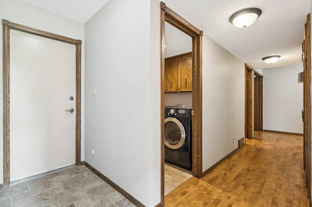 124 Edgehill Close NW Calgary AB T3A2X1
