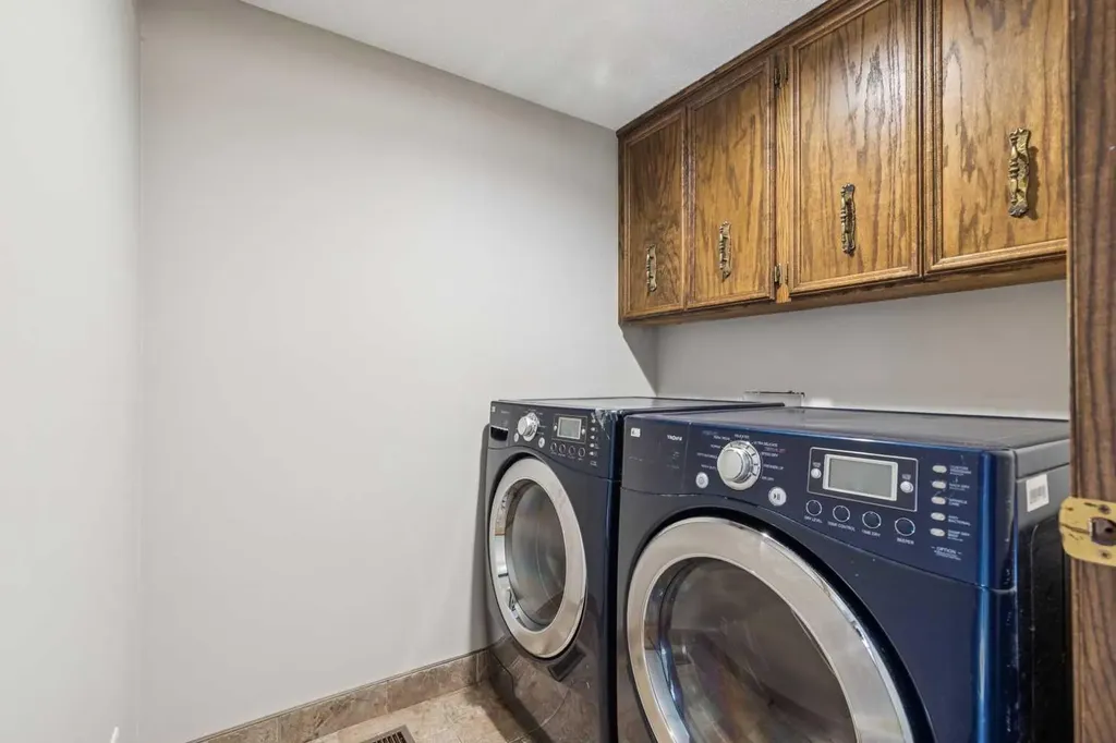 124 Edgehill Close NW Calgary AB T3A2X1