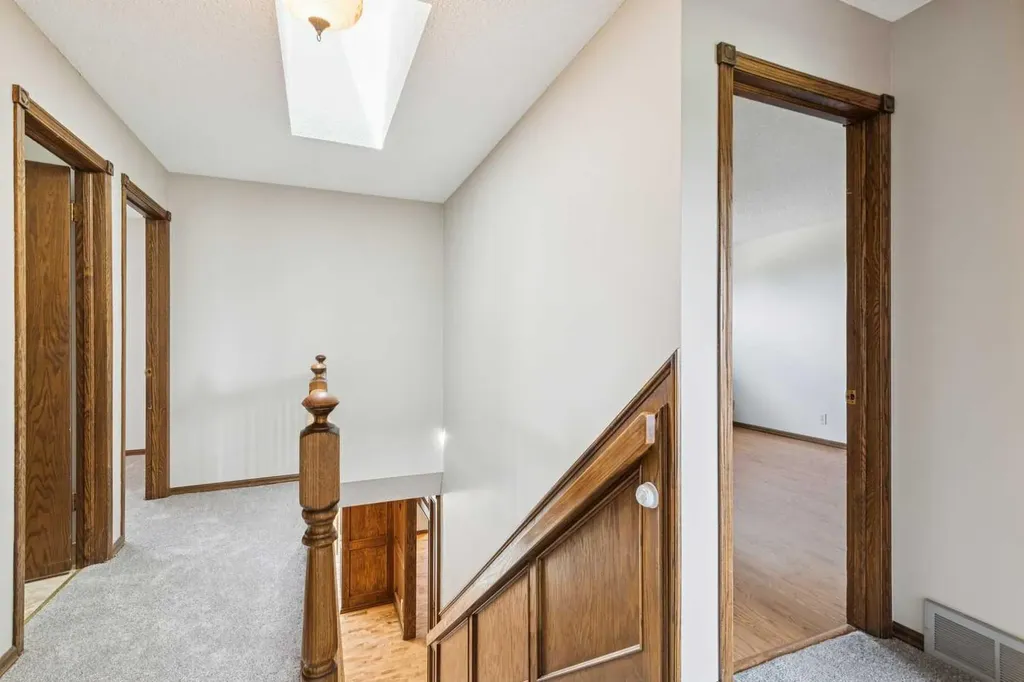 124 Edgehill Close NW Calgary AB T3A2X1