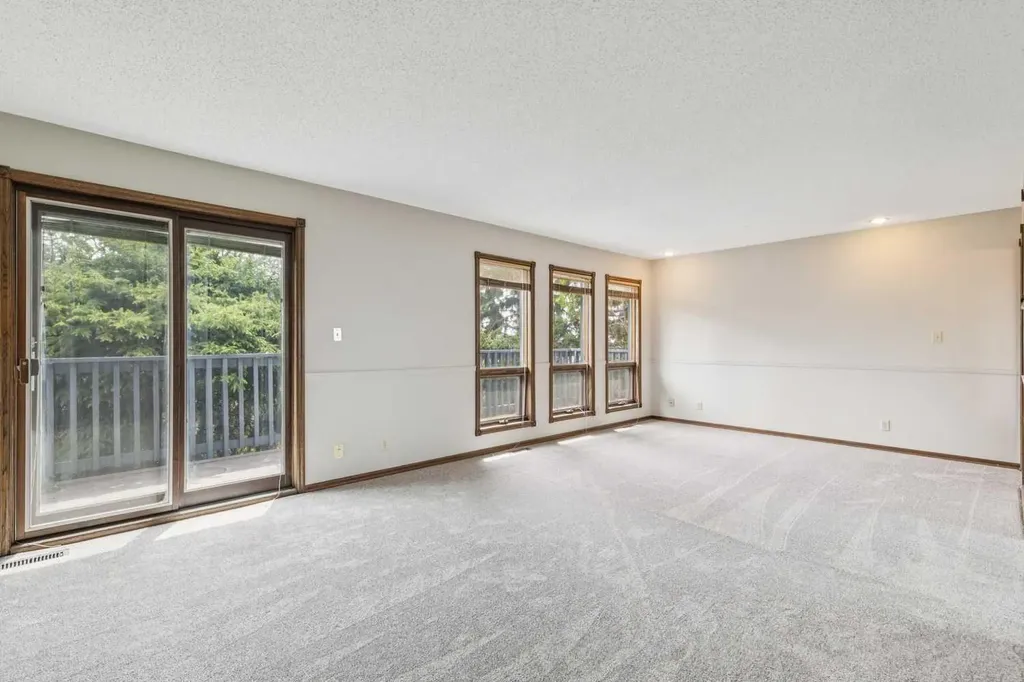 124 Edgehill Close NW Calgary AB T3A2X1