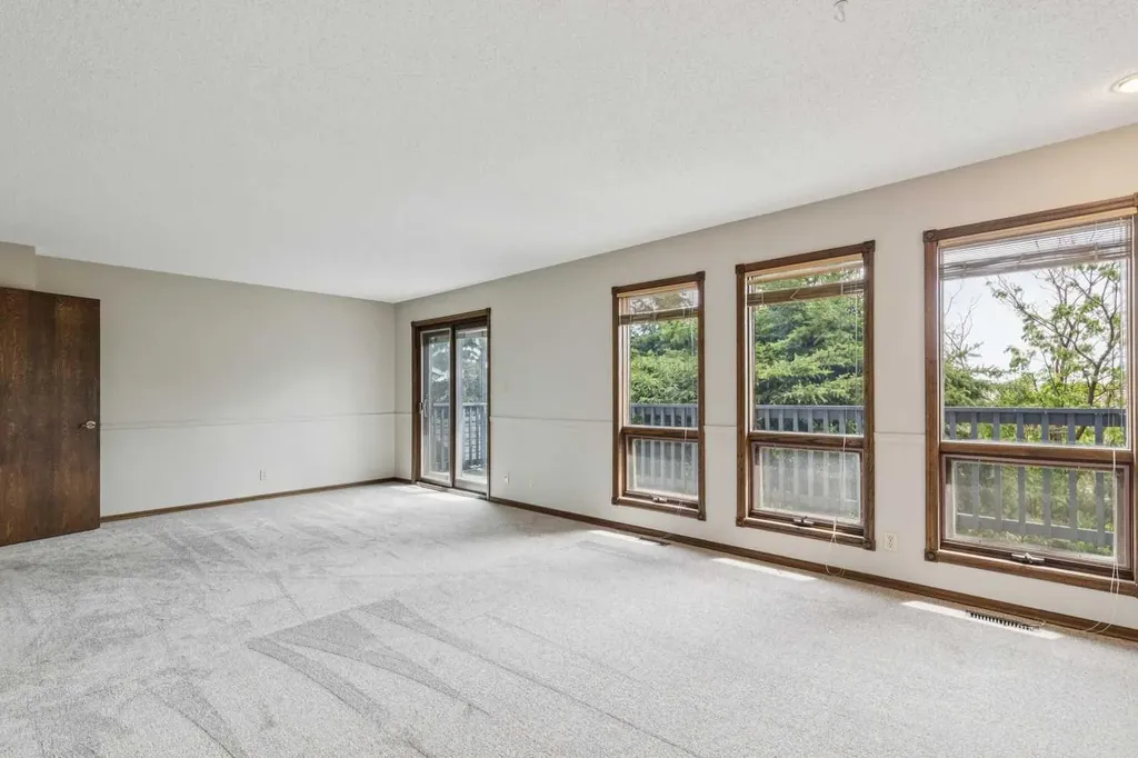 124 Edgehill Close NW Calgary AB T3A2X1