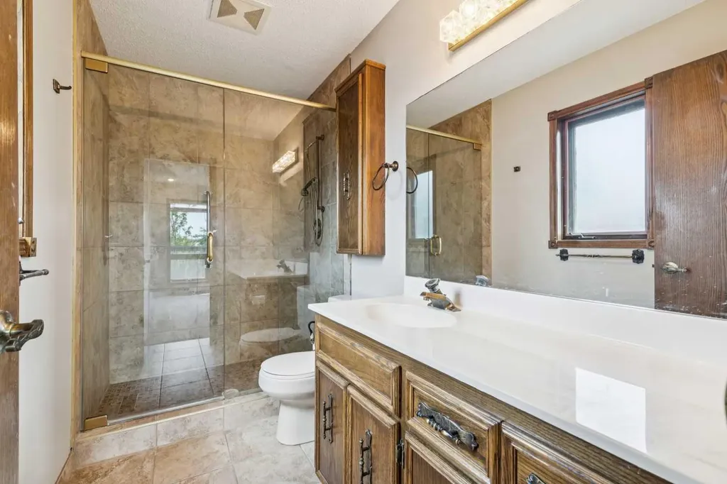 124 Edgehill Close NW Calgary AB T3A2X1