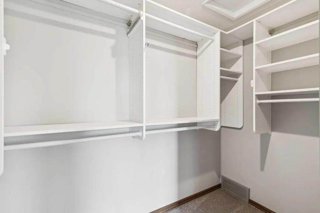 124 Edgehill Close NW Calgary AB T3A2X1