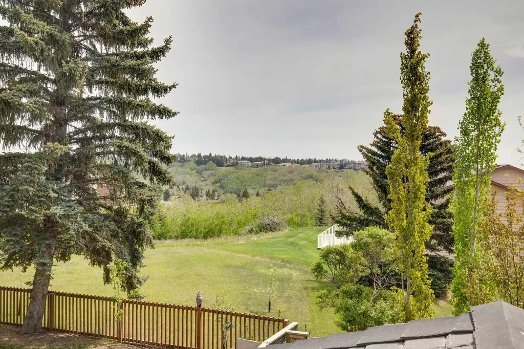 124 Edgehill Close NW Calgary AB T3A2X1