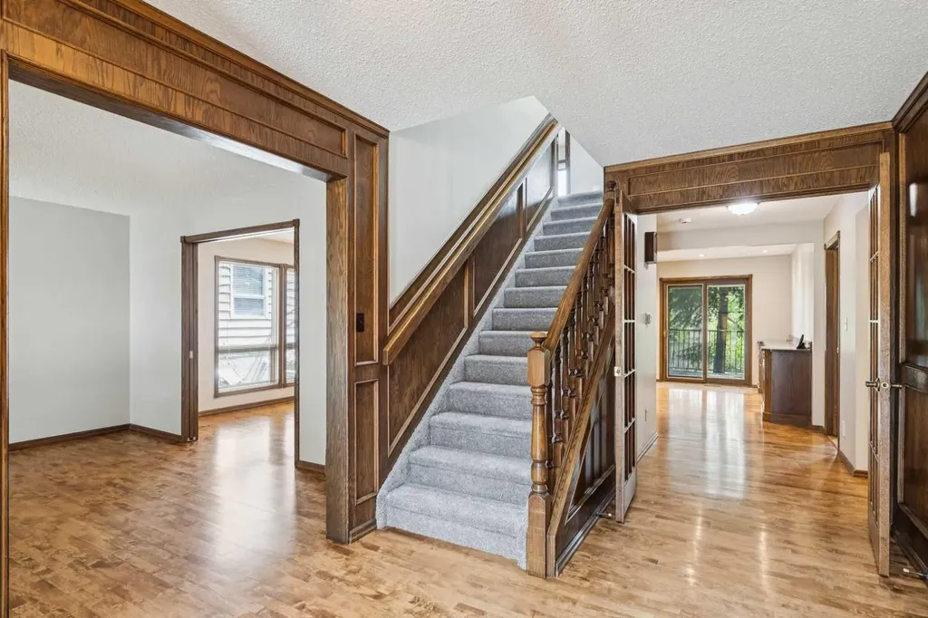 124 Edgehill Close NW Calgary AB T3A2X1
