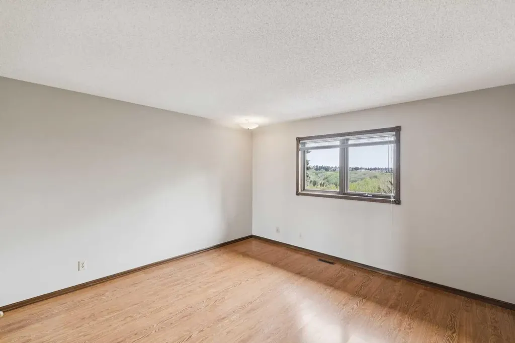 124 Edgehill Close NW Calgary AB T3A2X1