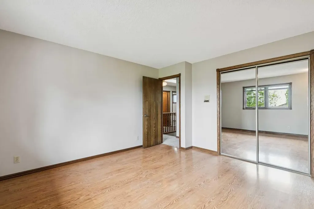 124 Edgehill Close NW Calgary AB T3A2X1