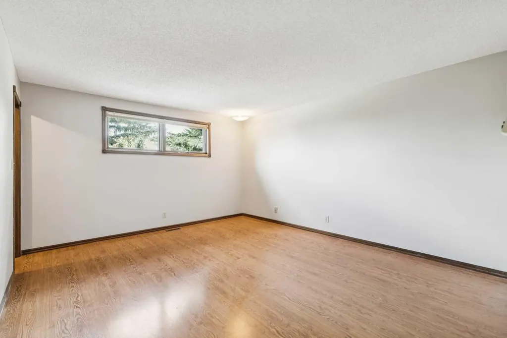 124 Edgehill Close NW Calgary AB T3A2X1