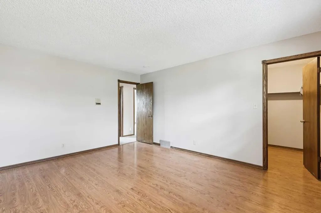 124 Edgehill Close NW Calgary AB T3A2X1