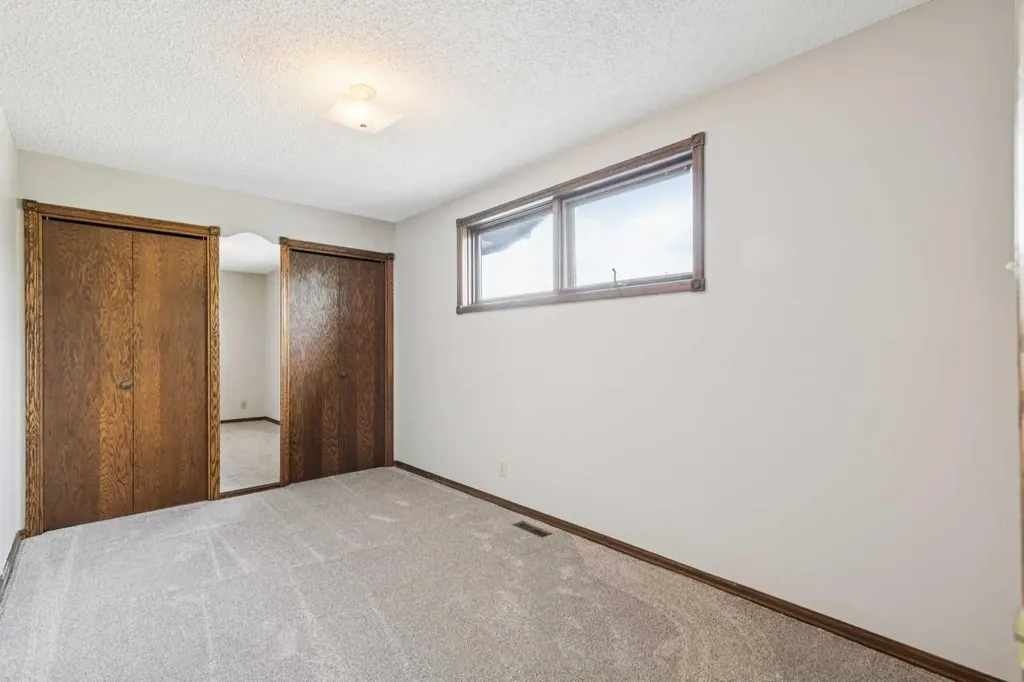 124 Edgehill Close NW Calgary AB T3A2X1