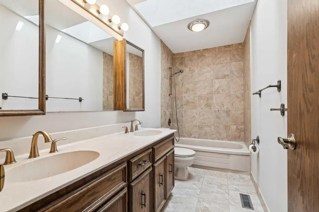 124 Edgehill Close NW Calgary AB T3A2X1
