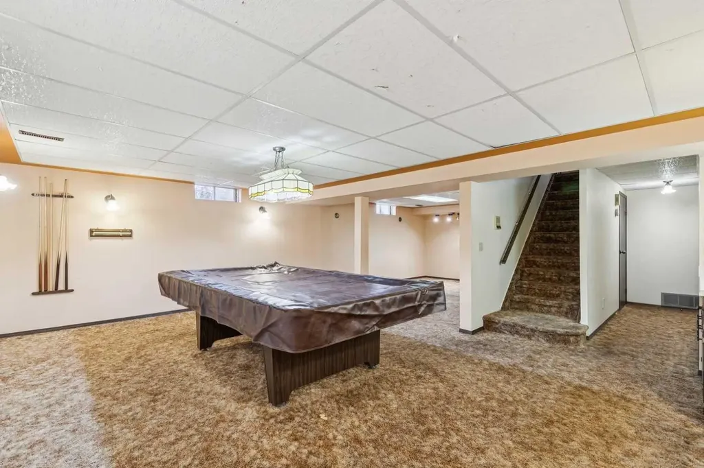 124 Edgehill Close NW Calgary AB T3A2X1