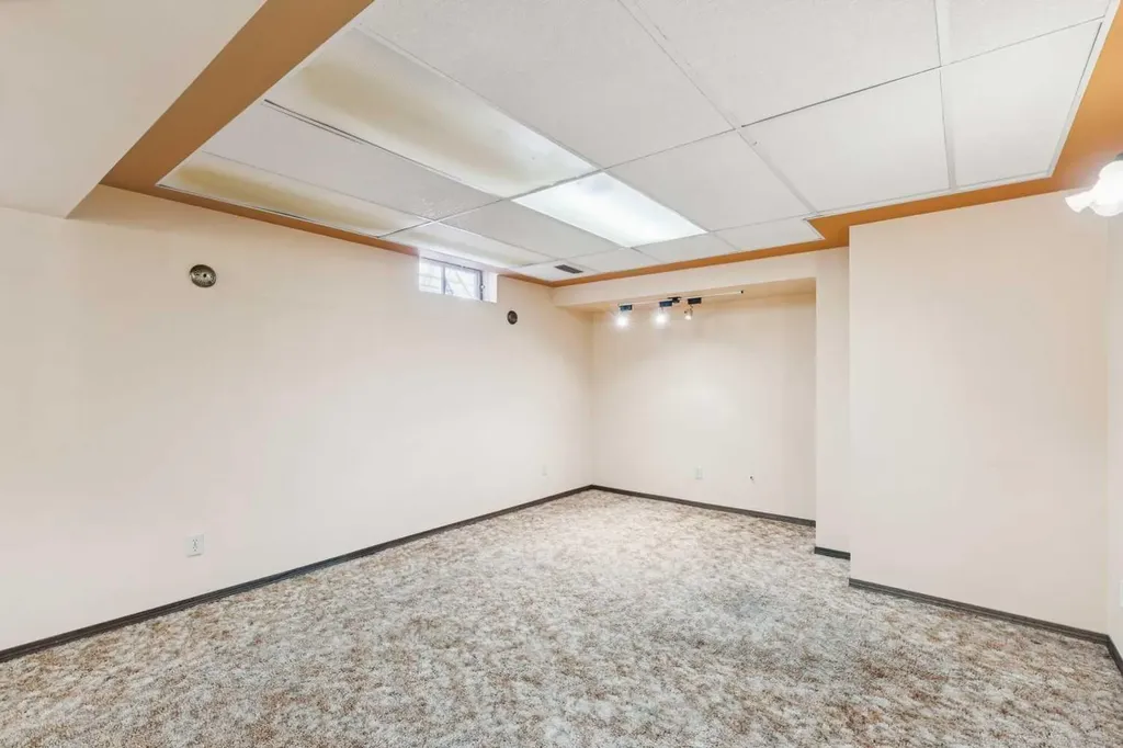 124 Edgehill Close NW Calgary AB T3A2X1