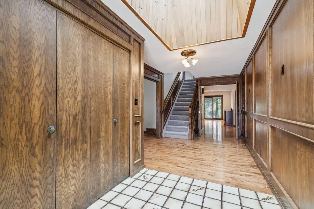 124 Edgehill Close NW Calgary AB T3A2X1