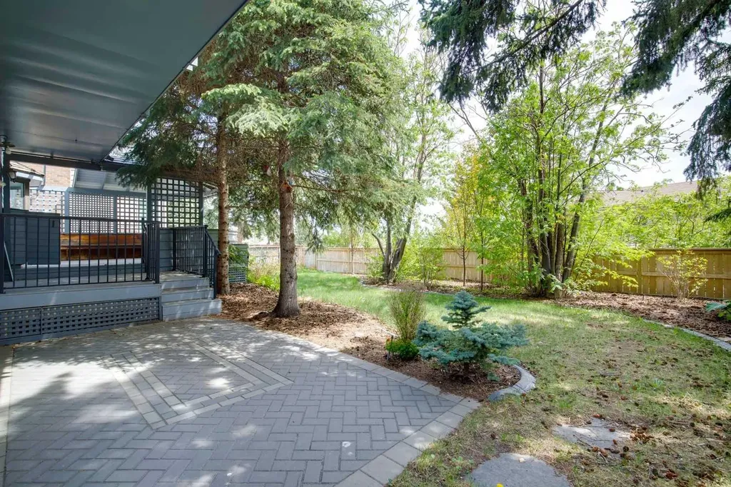 124 Edgehill Close NW Calgary AB T3A2X1
