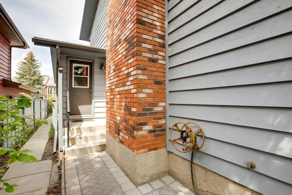 124 Edgehill Close NW Calgary AB T3A2X1