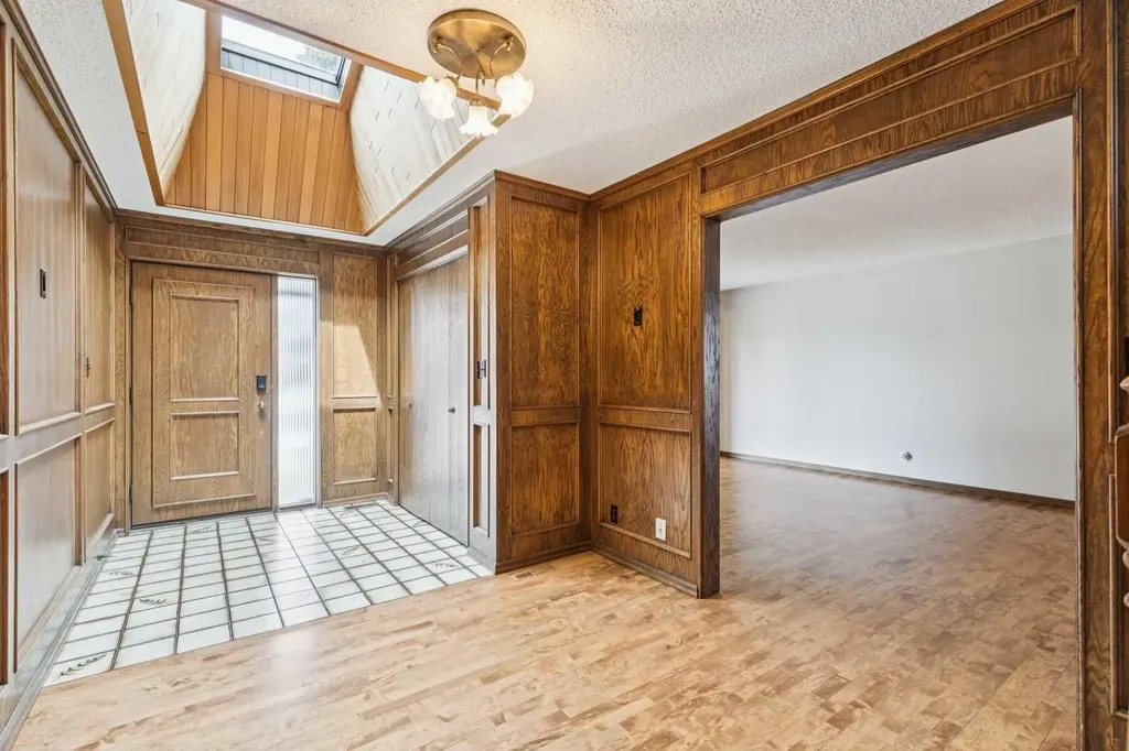 124 Edgehill Close NW Calgary AB T3A2X1
