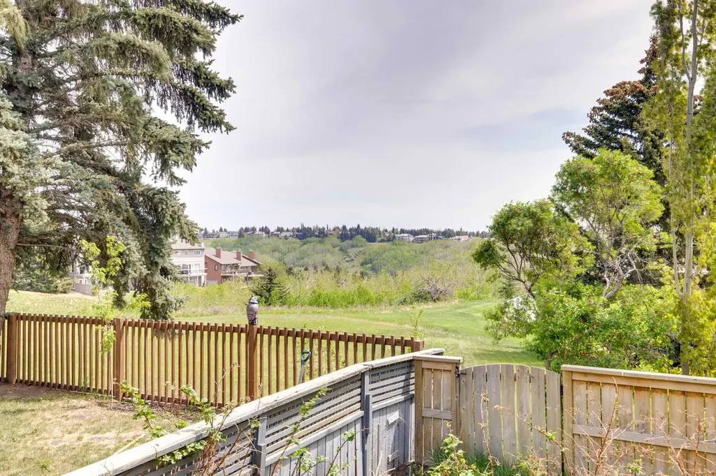124 Edgehill Close NW Calgary AB T3A2X1