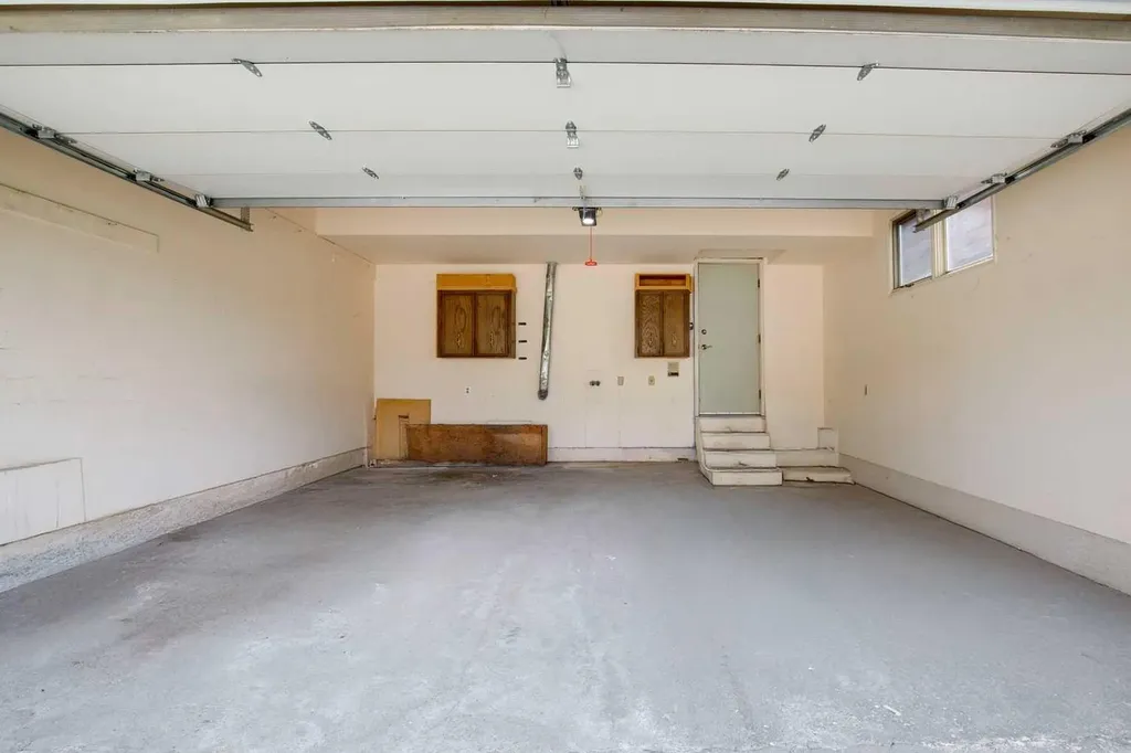 124 Edgehill Close NW Calgary AB T3A2X1