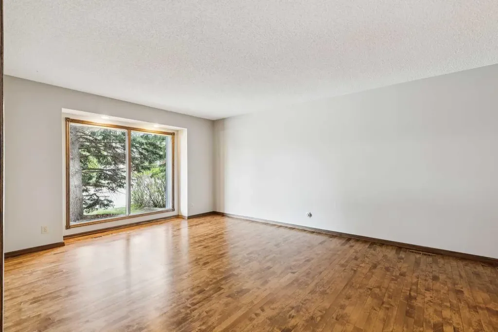 124 Edgehill Close NW Calgary AB T3A2X1