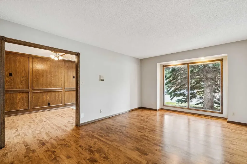 124 Edgehill Close NW Calgary AB T3A2X1