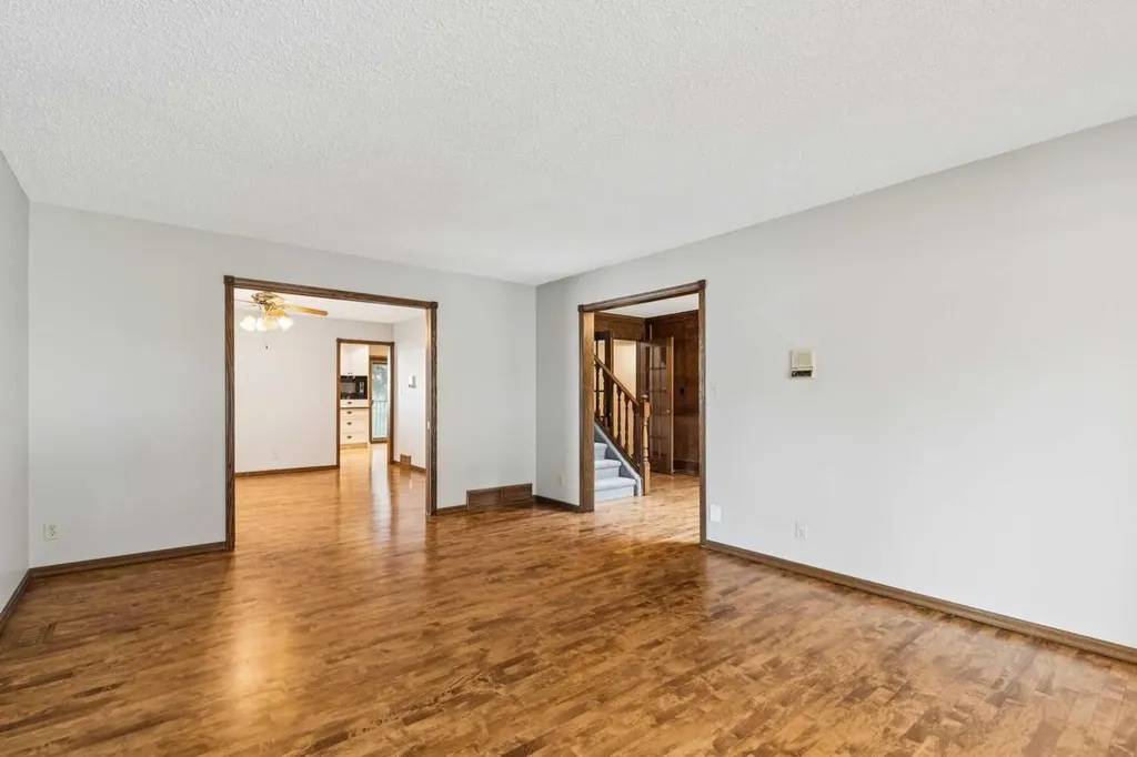 124 Edgehill Close NW Calgary AB T3A2X1