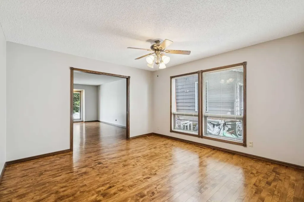 124 Edgehill Close NW Calgary AB T3A2X1