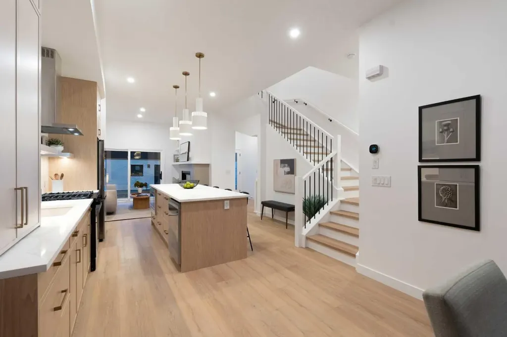 8916 33 Avenue NW Calgary AB T3B 1M6