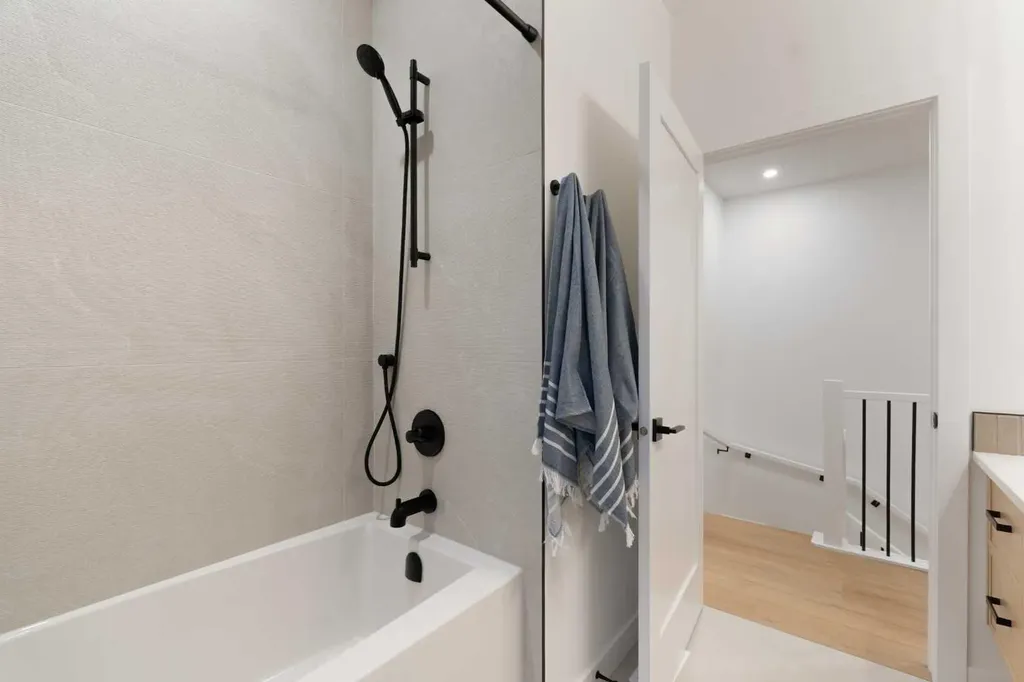 8916 33 Avenue NW Calgary AB T3B 1M6