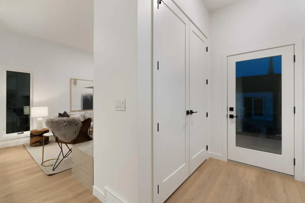 8916 33 Avenue NW Calgary AB T3B 1M6