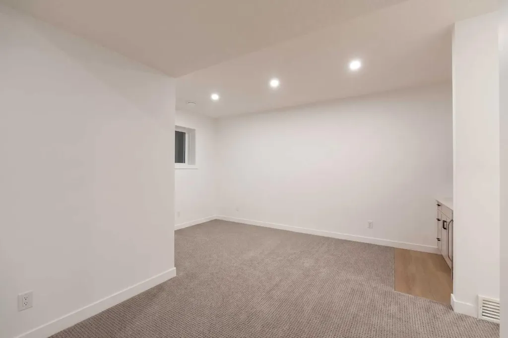 8916 33 Avenue NW Calgary AB T3B 1M6
