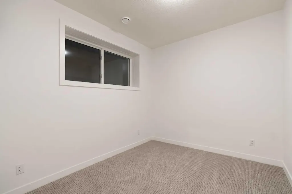 8916 33 Avenue NW Calgary AB T3B 1M6